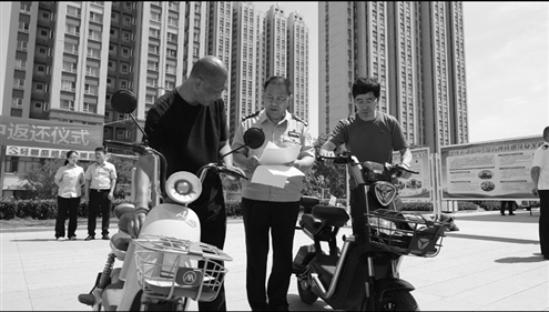 民警正根据登记信息逐一核对,将追回的电动车交还给车主